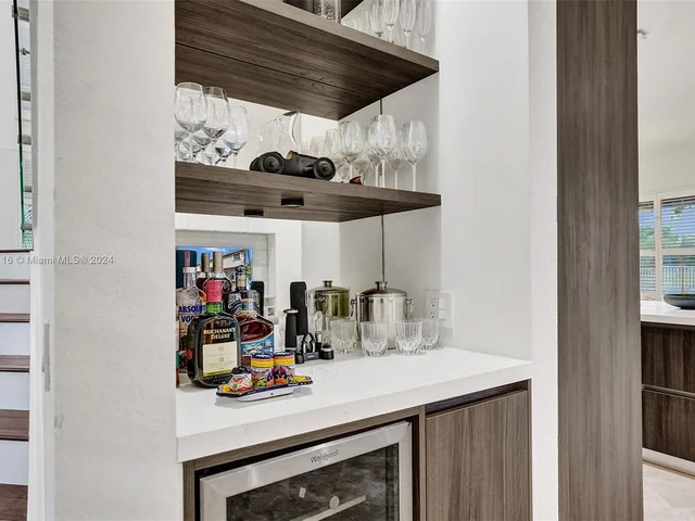 1708 Victoria Pointe Cir, Weston FL 33327