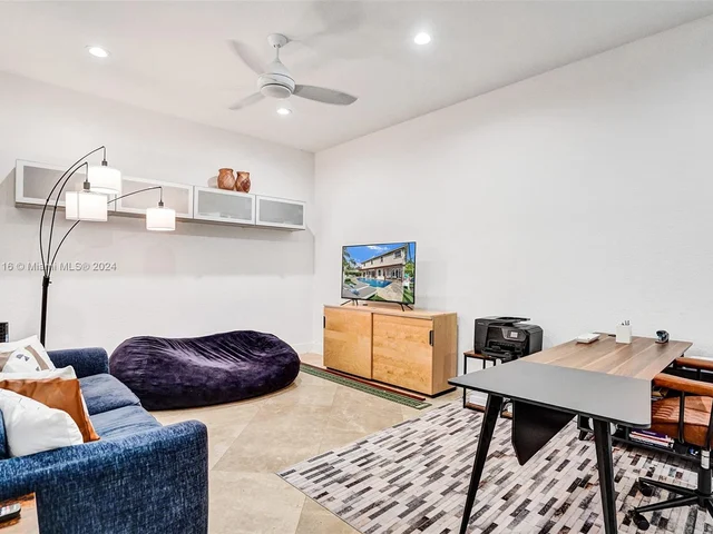 1708 Victoria Pointe Cir, Weston FL 33327