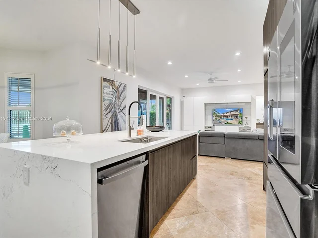 1708 Victoria Pointe Cir, Weston FL 33327