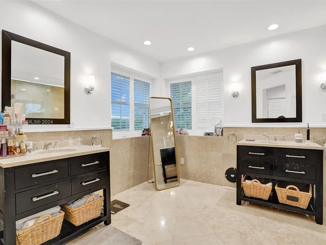 1708 Victoria Pointe Cir, Weston FL 33327