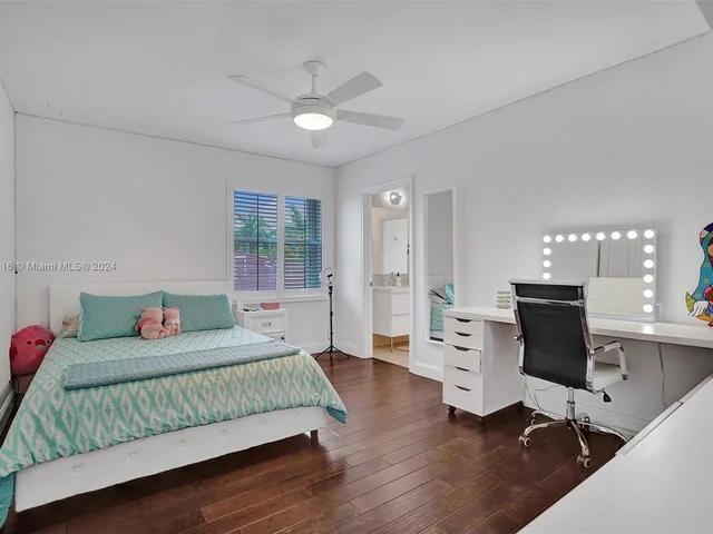 1708 Victoria Pointe Cir, Weston FL 33327