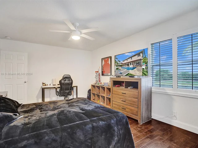 1708 Victoria Pointe Cir, Weston FL 33327