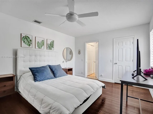 1708 Victoria Pointe Cir, Weston FL 33327