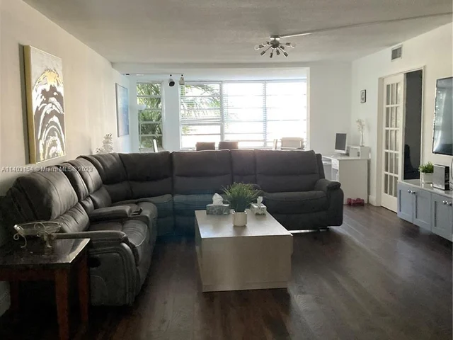 1660 NE 191st St # 1, Miami FL 33179