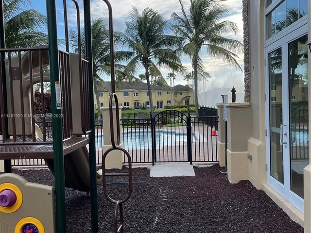 3252 NE 11th Dr, Homestead FL 33033