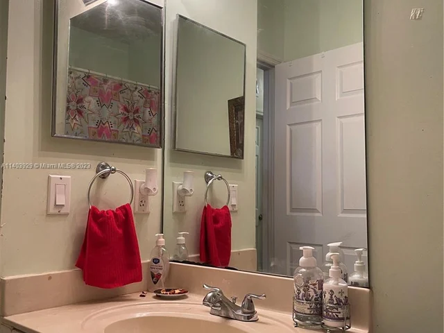 3252 NE 11th Dr, Homestead FL 33033