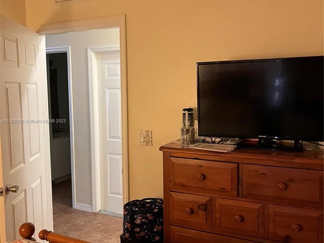 3252 NE 11th Dr, Homestead FL 33033