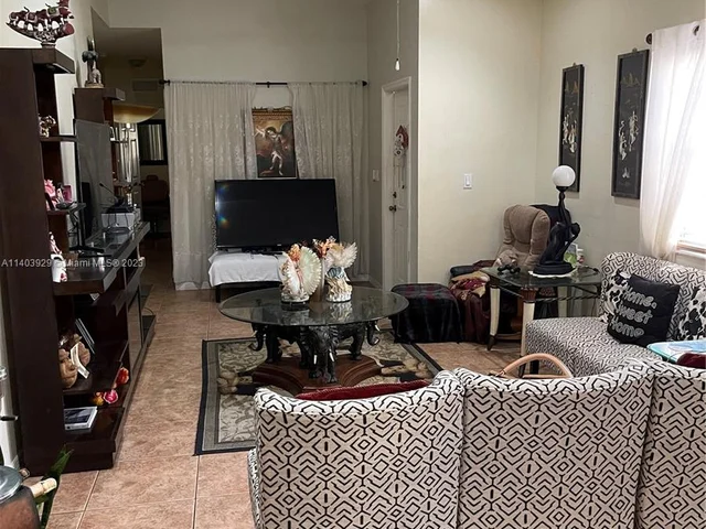 3252 NE 11th Dr, Homestead FL 33033