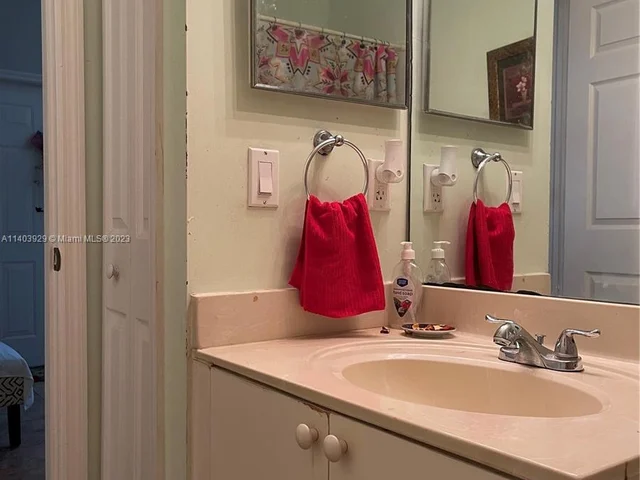 3252 NE 11th Dr, Homestead FL 33033