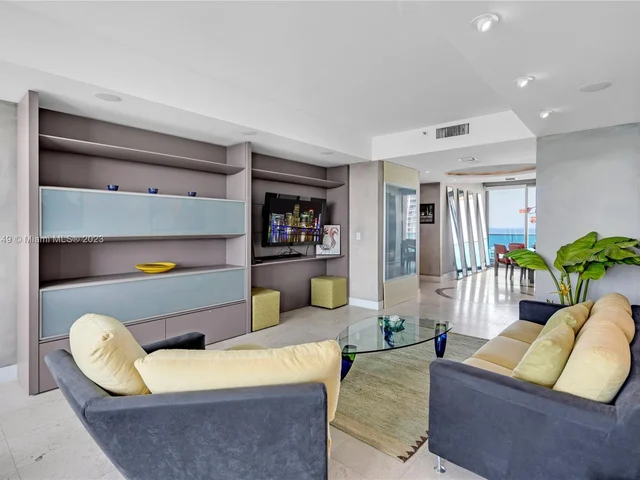 300 S Pointe Dr # 2102, Miami Beach FL 33139