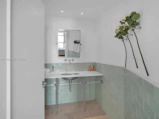 300 S Pointe Dr # 2102, Miami Beach FL 33139