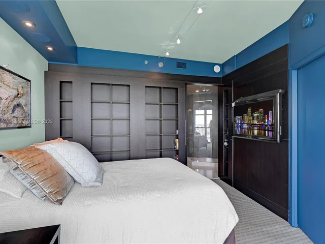 300 S Pointe Dr # 2102, Miami Beach FL 33139