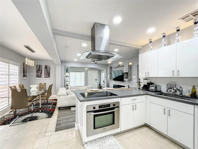 2534 Wilson St, Hollywood FL 33020