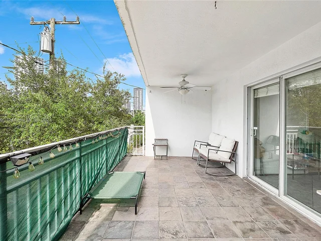 498 SW 2nd St # 2D, Miami FL 33130