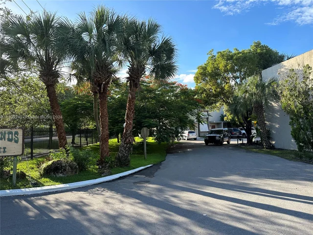 14255 Memorial Hwy 4h Hwy # 4H, Miami FL 33161