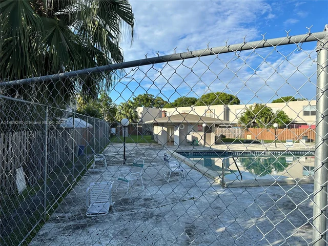 14255 Memorial Hwy 4h Hwy # 4H, Miami FL 33161