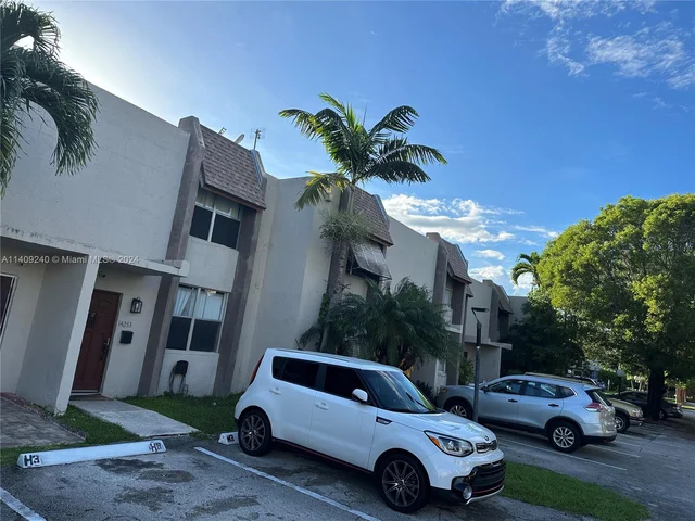 14255 Memorial Hwy 4h Hwy # 4H, Miami FL 33161