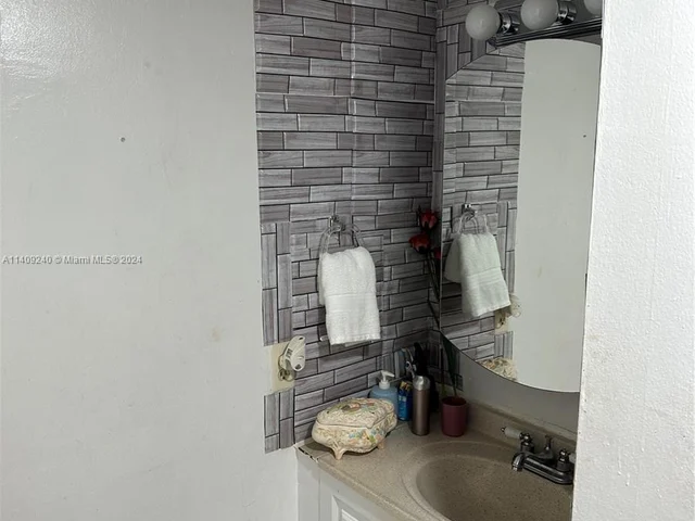 14255 Memorial Hwy 4h Hwy # 4H, Miami FL 33161