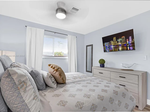 922 SE 15th Ct, Deerfield Beach FL 33441