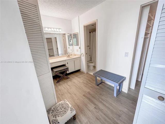 3731 N Country Club Dr, Aventura FL 33180