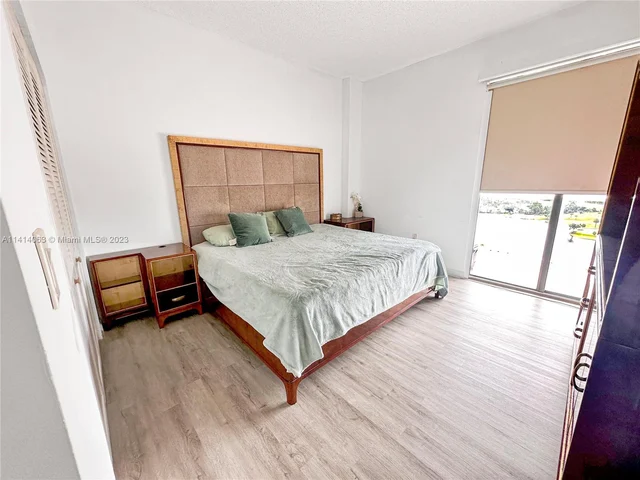 3731 N Country Club Dr, Aventura FL 33180