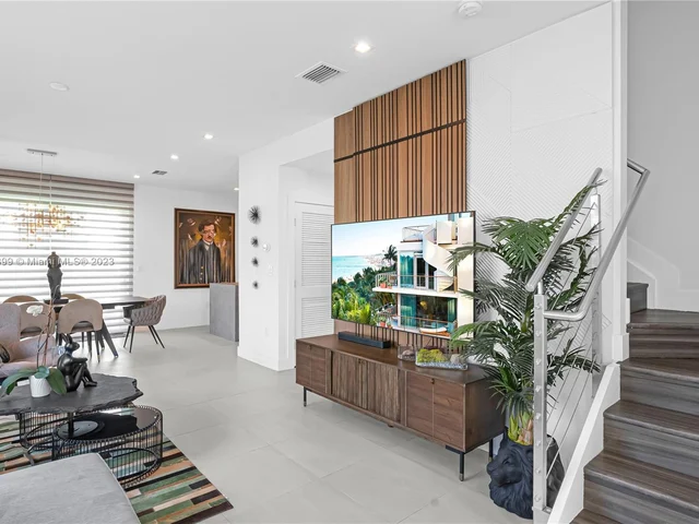 6810 NW 103rd Pl, Doral FL 33178