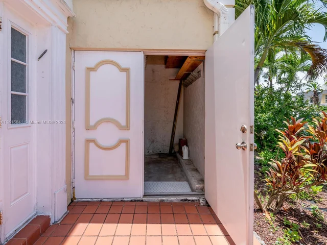 2304 NE 7th St # 27, Hallandale Beach FL 33009