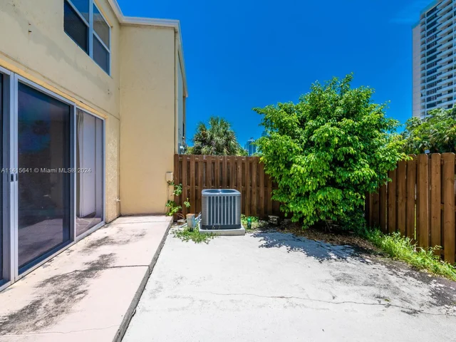 2304 NE 7th St # 27, Hallandale Beach FL 33009