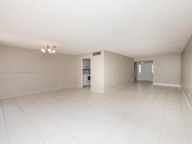 2304 NE 7th St # 27, Hallandale Beach FL 33009