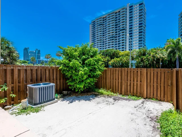 2304 NE 7th St # 27, Hallandale Beach FL 33009