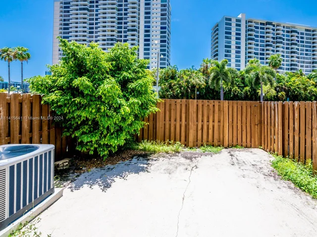 2304 NE 7th St # 27, Hallandale Beach FL 33009
