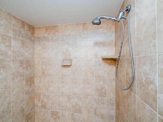 2304 NE 7th St # 27, Hallandale Beach FL 33009