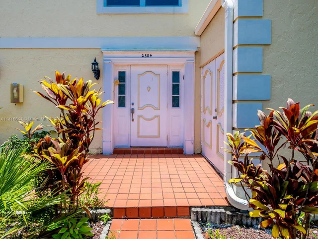 2304 NE 7th St # 27, Hallandale Beach FL 33009