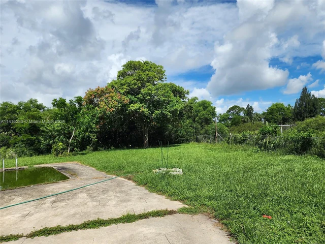 5401 Lakeshore Dr, West Palm Beach FL 33407