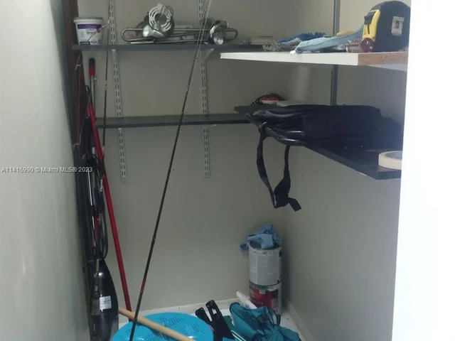 427 Golden Isles Dr # 5H, Hallandale Beach FL 33009