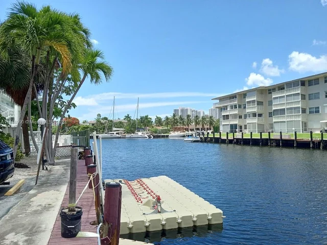 427 Golden Isles Dr # 5H, Hallandale Beach FL 33009
