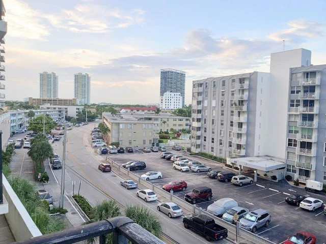 427 Golden Isles Dr # 5H, Hallandale Beach FL 33009