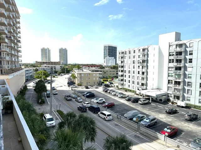 427 Golden Isles Dr # 5H, Hallandale Beach FL 33009