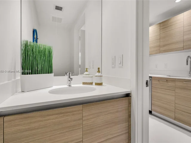 121 NE 34th St # 915, Miami FL 33137