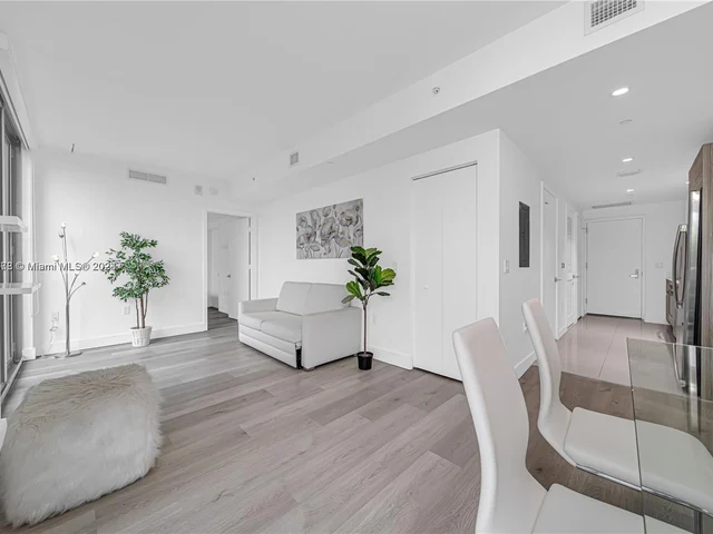 121 NE 34th St # 915, Miami FL 33137