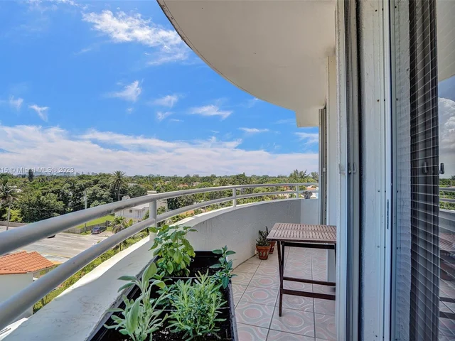 9156 Collins Avenue Unit 406, Surfside FL 33154