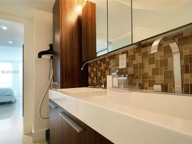 1000 W Island Blvd # 610, Aventura FL 33160