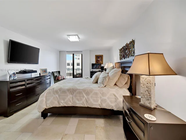 2625 Collins Ave # 402, Miami Beach FL 33140