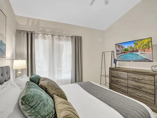 3251 N 37th St, Hollywood FL 33021