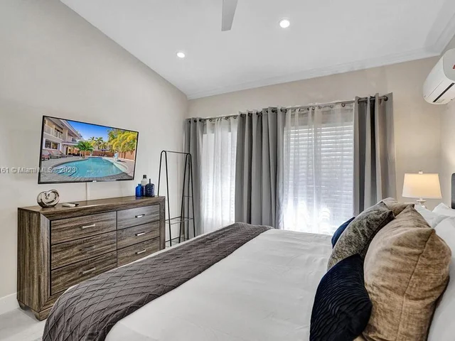 3251 N 37th St, Hollywood FL 33021