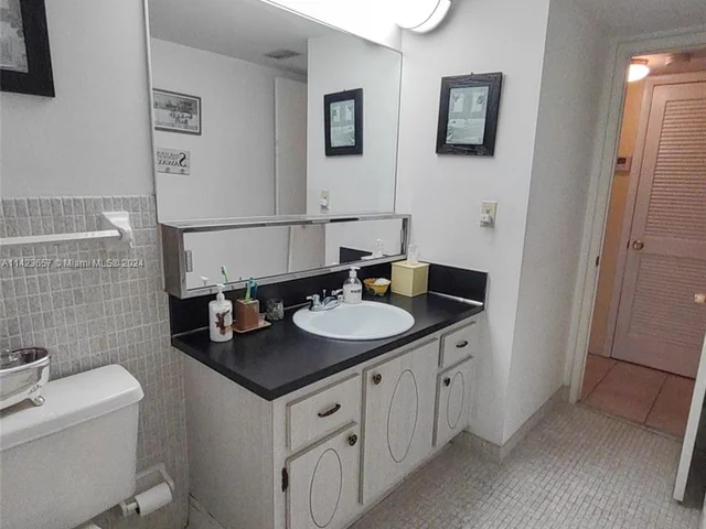 1710 NE 191st St # 3, Miami FL 33179