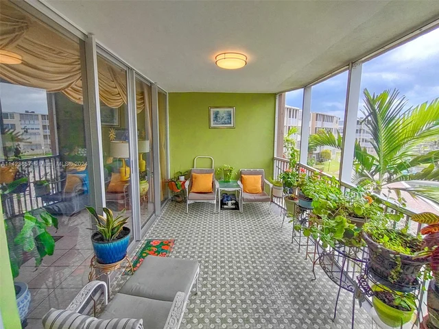 1710 NE 191st St # 3, Miami FL 33179