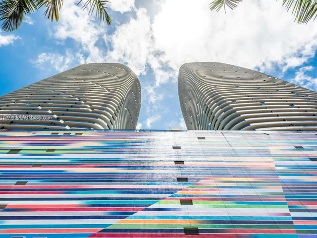 55 SW 9th St # 2902, Miami FL 33130