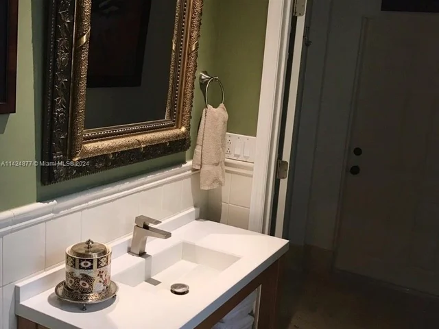 8420 SW 70th St, Miami FL 33143