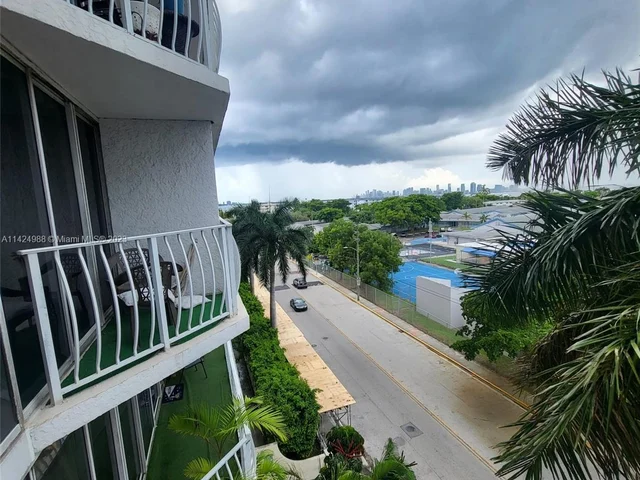 7601 E Treasure Dr # 611, North Bay Village FL 33141